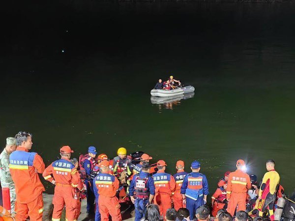 胜宇配资 贵州黔西游船倾覆事故84人落水，9人死亡1人失联