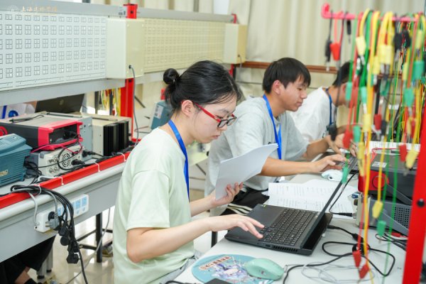 港盛国际 全国学子齐聚上海临港，智能制造赛场同台竞技
